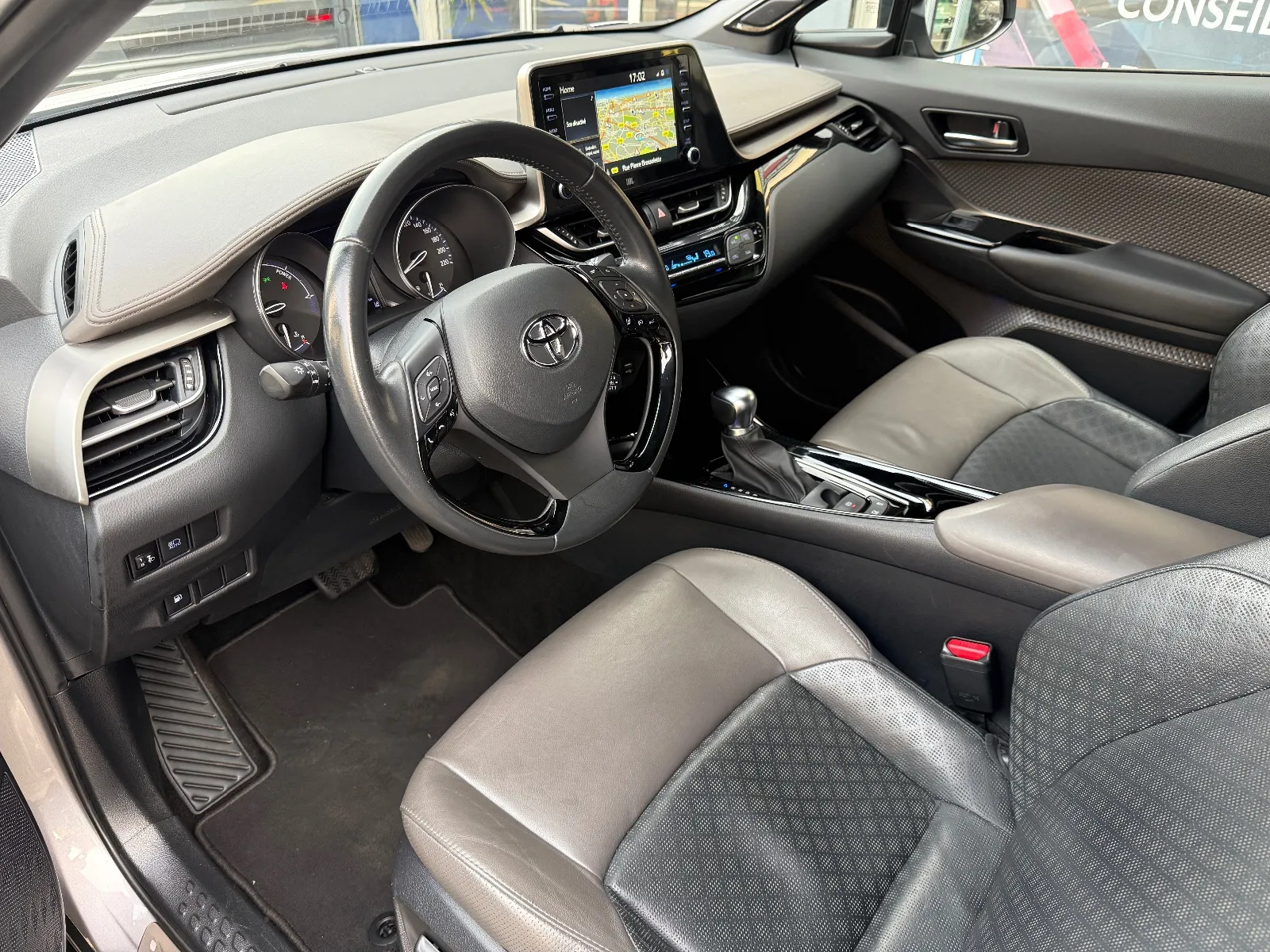 Photo de TOYOTA C-HR HYBRIDE MY22