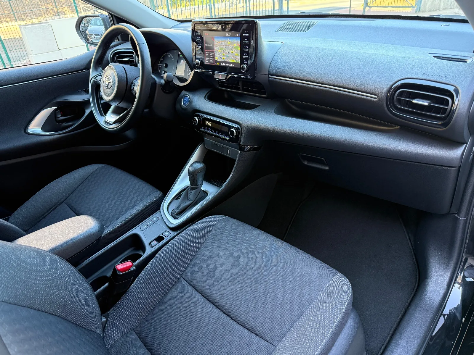 Photo de TOYOTA YARIS PRO HYBRIDE MY22