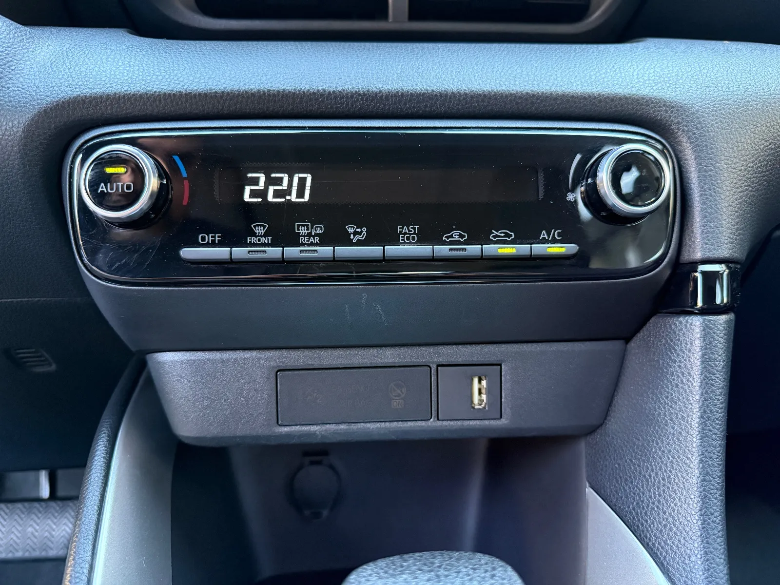 Photo de TOYOTA YARIS PRO HYBRIDE MY22