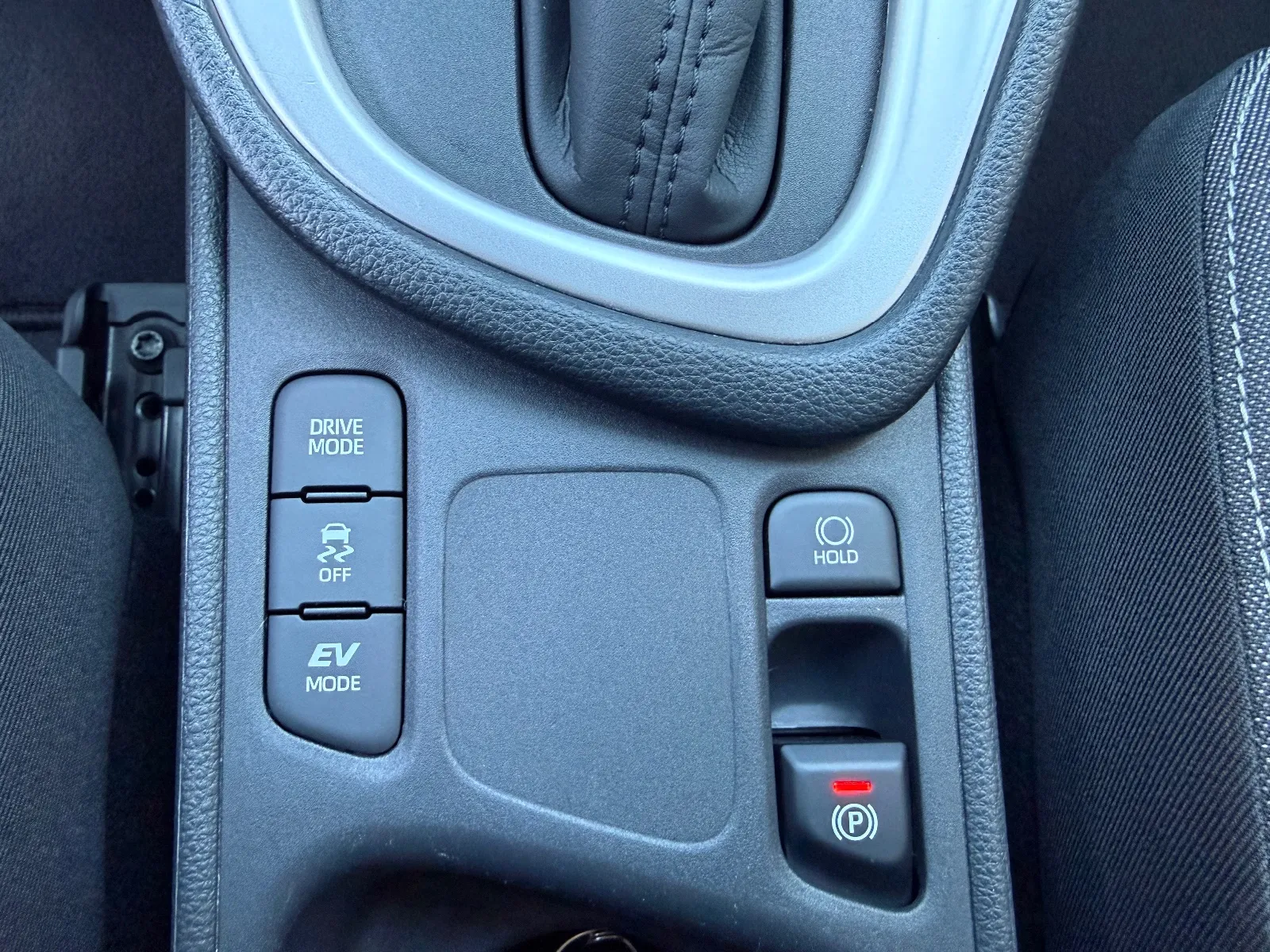 Photo de TOYOTA YARIS PRO HYBRIDE MY22
