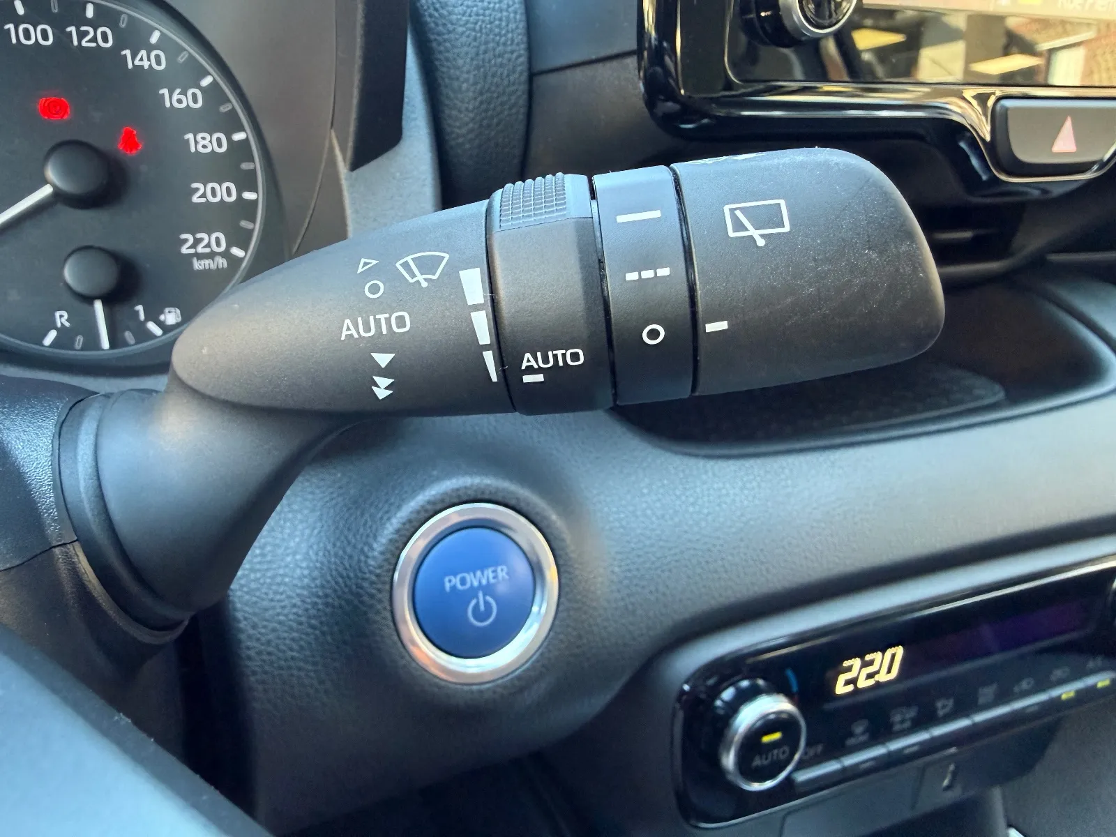 Photo de TOYOTA YARIS PRO HYBRIDE MY22