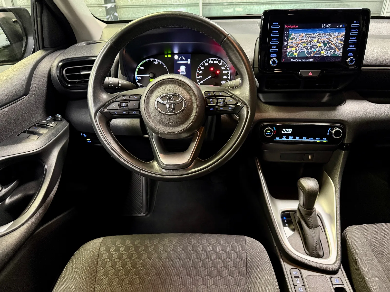 Photo de TOYOTA YARIS PRO HYBRIDE MY22